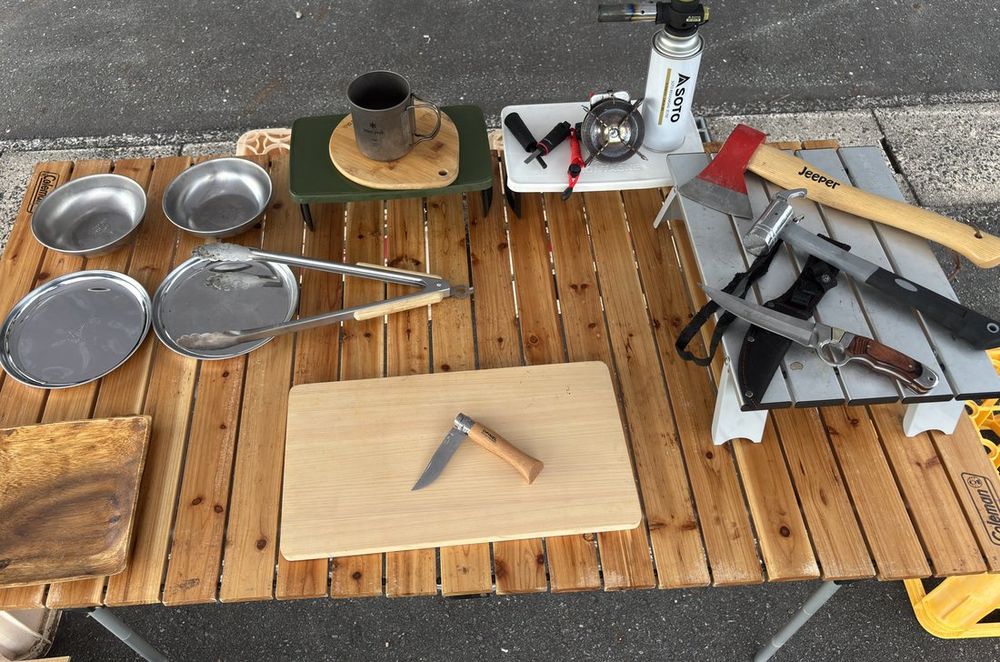 無料で貸し出しているBBQ用品一式。テーブル・お皿・トング・まな板・バーナー