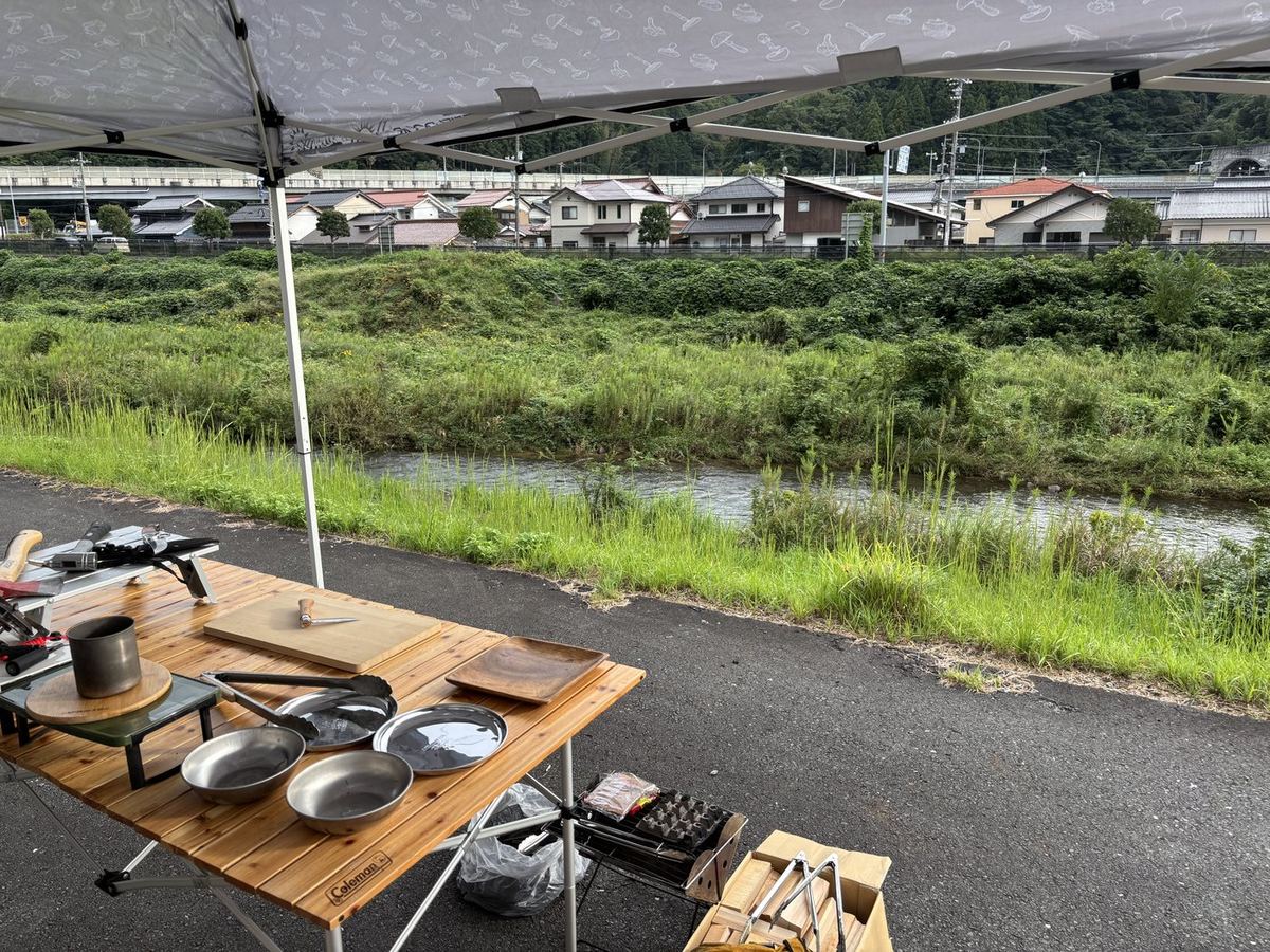 川を眺めながらのBBQテーブル