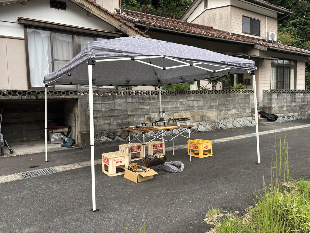 軒先のBBQスペース全体。タープを張った状態