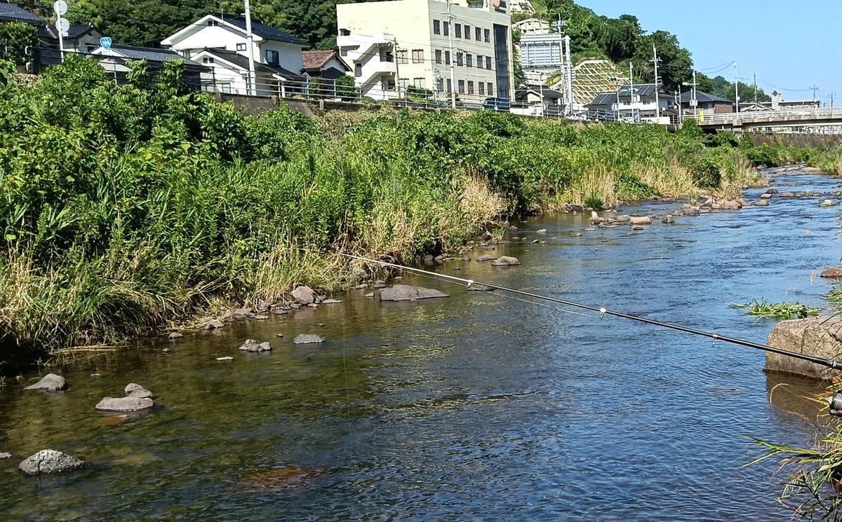 家の前を流れる川と浜田の町並み