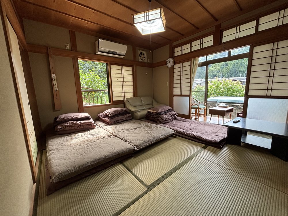 お布団を並べた1階の和室。窓の外は緑