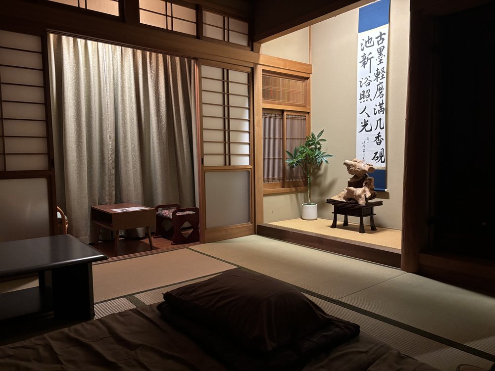 夜の和室。お布団を敷いた1階ゲストルーム