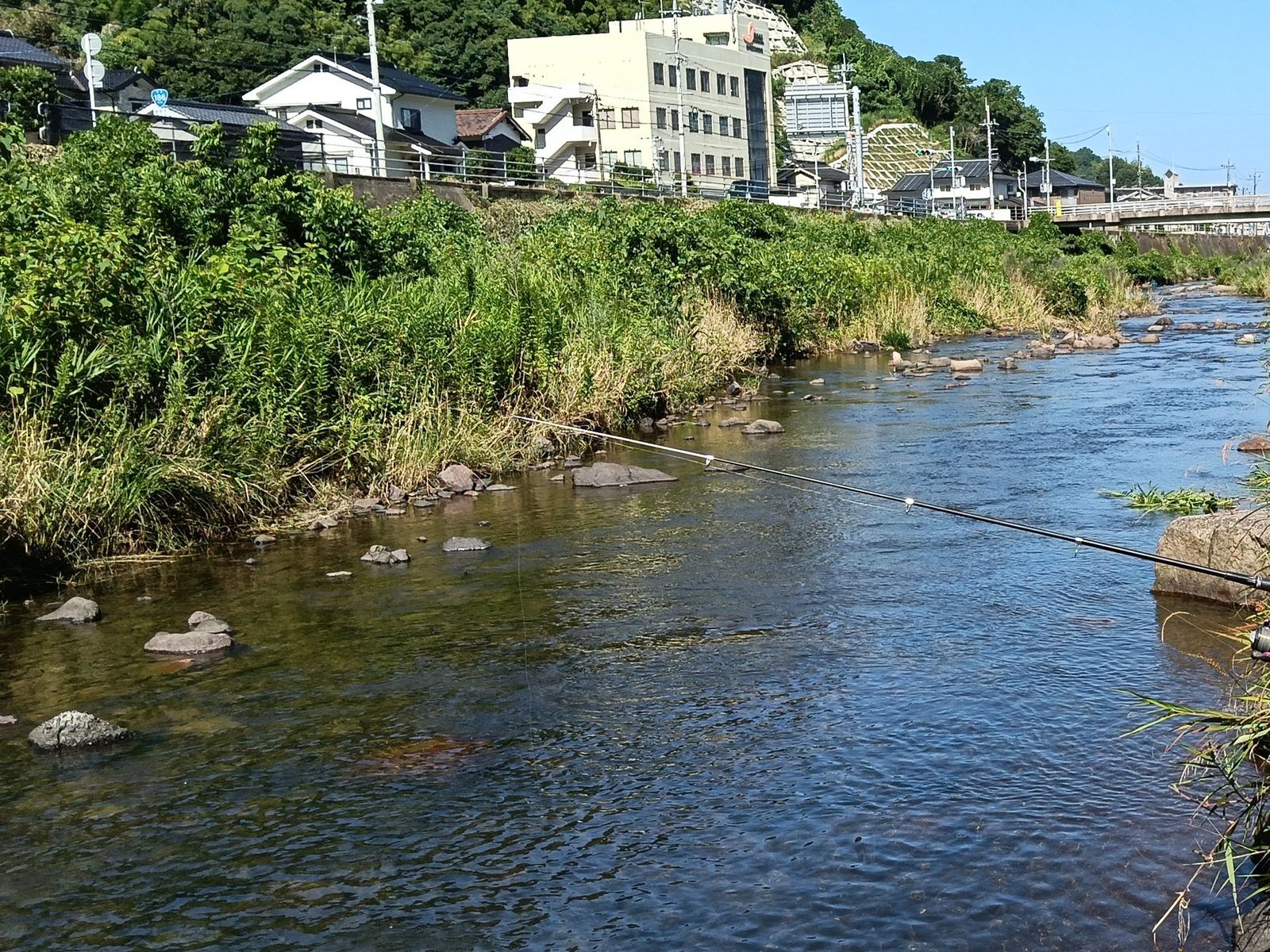民泊浜田 蛍の里の目の前を流れる川と浜田の町並み